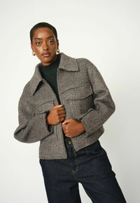 Куртка с накладнымит карманами Куртка с накладнымит карманами