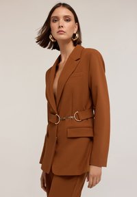 Блейзер с накладными карманами