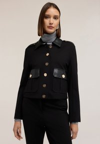 Короткий блейзер