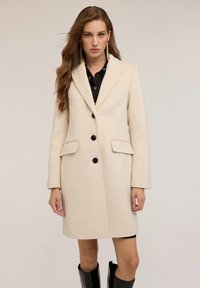 Короткое пальто