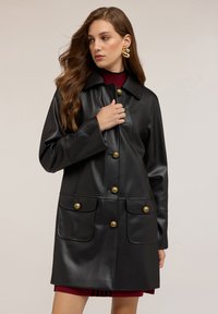 Пальто из искусственной кожи