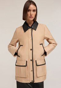 Короткое пальто