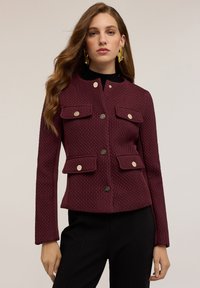 Блейзер с накладными карманами