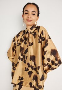 Атласная блузка