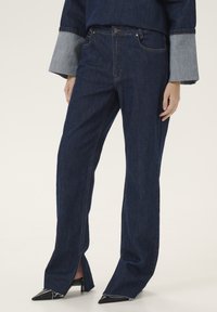 Прямые джинсы