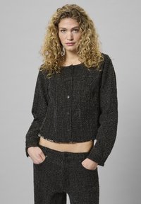 Короткая куртка