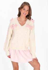 Пуловер с вырезом V