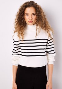 Пуловер с вырезом V Пуловер с вырезом V