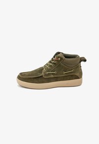 Ботинки на шнуровке