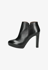 Полусапожки на высоком каблуке