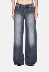 Клешеные джинсы