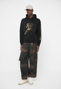 Пуловер с капюшоном