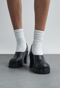 Туфли с высоким носом Туфли с высоким носом