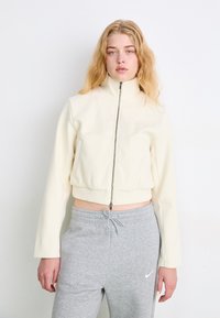 Короткая куртка