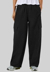 Брюки с накладными карманами