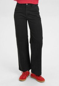 Прямые джинсы