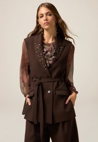 Длинный жилет