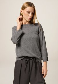 Пуловер с рукавом три четверти