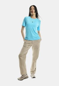 Брюки с накладными карманами