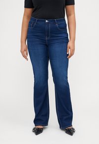 Клешеные джинсы