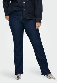 Клешеные джинсы