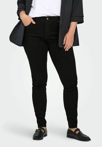 Узкие джинсы