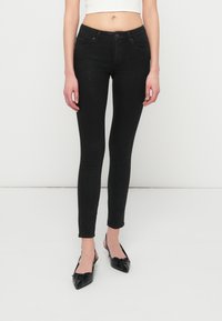 Узкие джинсы