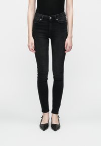 Узкие джинсы