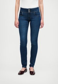 Узкие джинсы