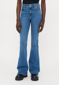 Клешеные джинсы