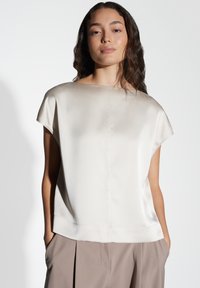 Атласная блузка