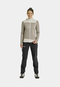 Спортивная толстовка