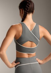 Спортивный топ