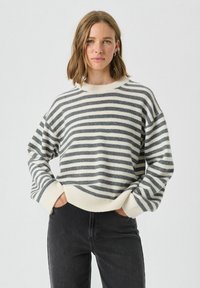 Пуловер в полоску