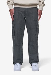 Брюки с накладными карманами