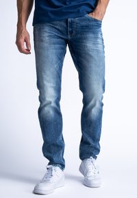 Узкие джинсы