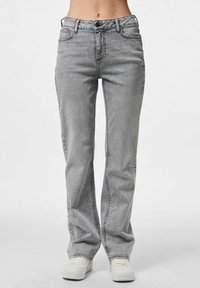 Прямые джинсы