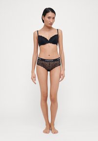 Трусы на бедрах