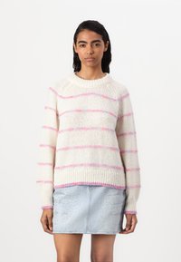 Пуловер в полоску