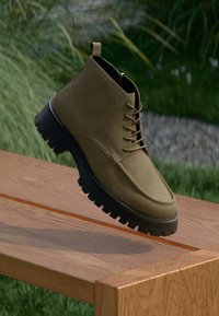 Ботинки на шнуровке