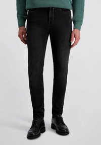 Узкие джинсы