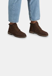 Ботинки на шнуровке