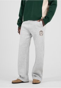 Спортивные штаны