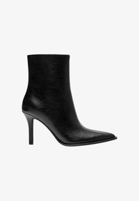 Высокие сапоги