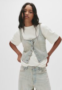 Джинсовая жилетка