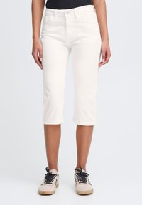 Короткие джинсы