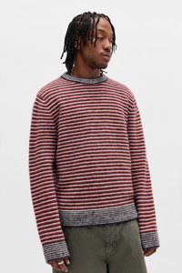 Пуловер в полоску