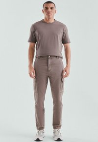 Брюки с накладными карманами