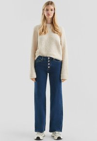 Клешеные джинсы