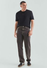 Прямые джинсы